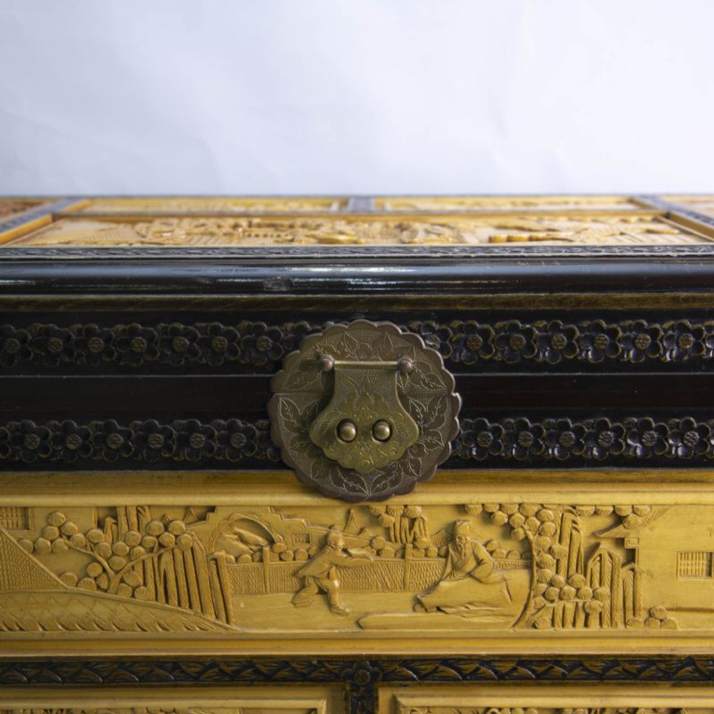 Старинный резной сундук