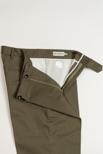 Брюки чинос оливковые