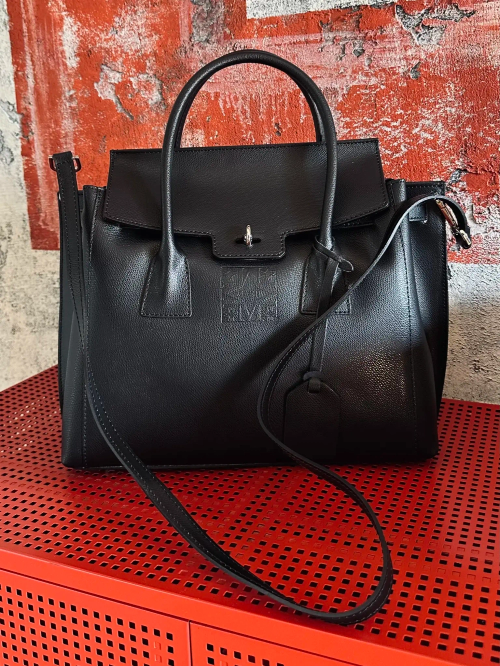 Женская черная форматная сумка из натуральной толстой кожи