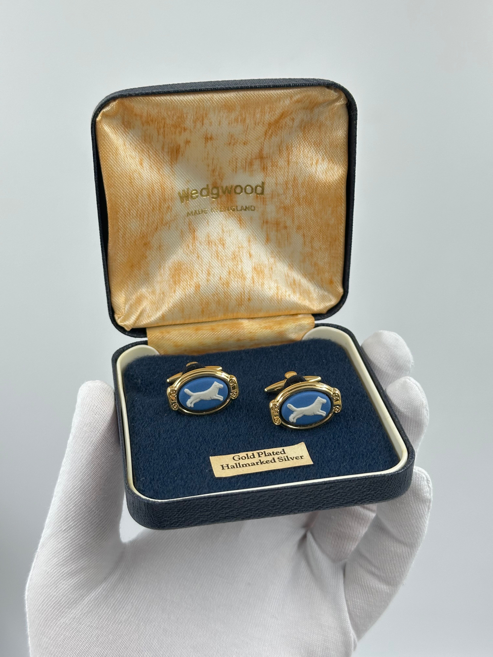 Запонки синие с собаками Wedgwood