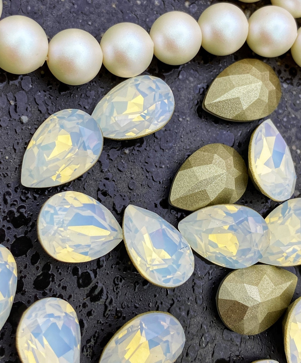 evoli 4320 Pear Fancy Stone - White Opal
