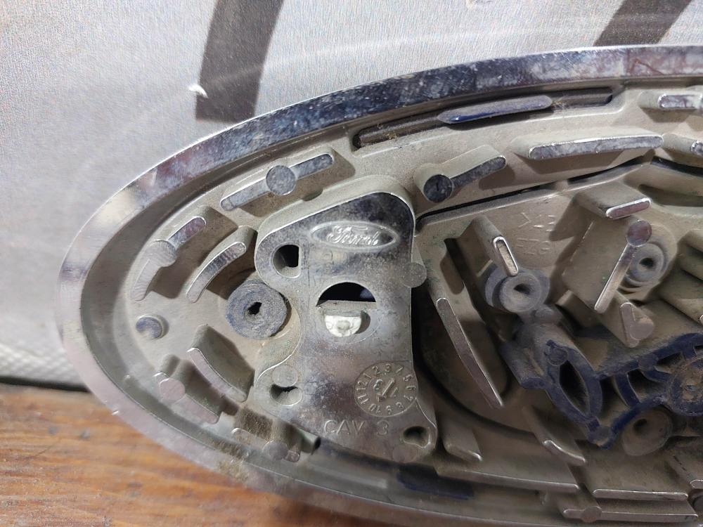 Эмблема решетки радиатора Ford Explorer 5 15-19 Б/У Оригинал FB5Z8213A