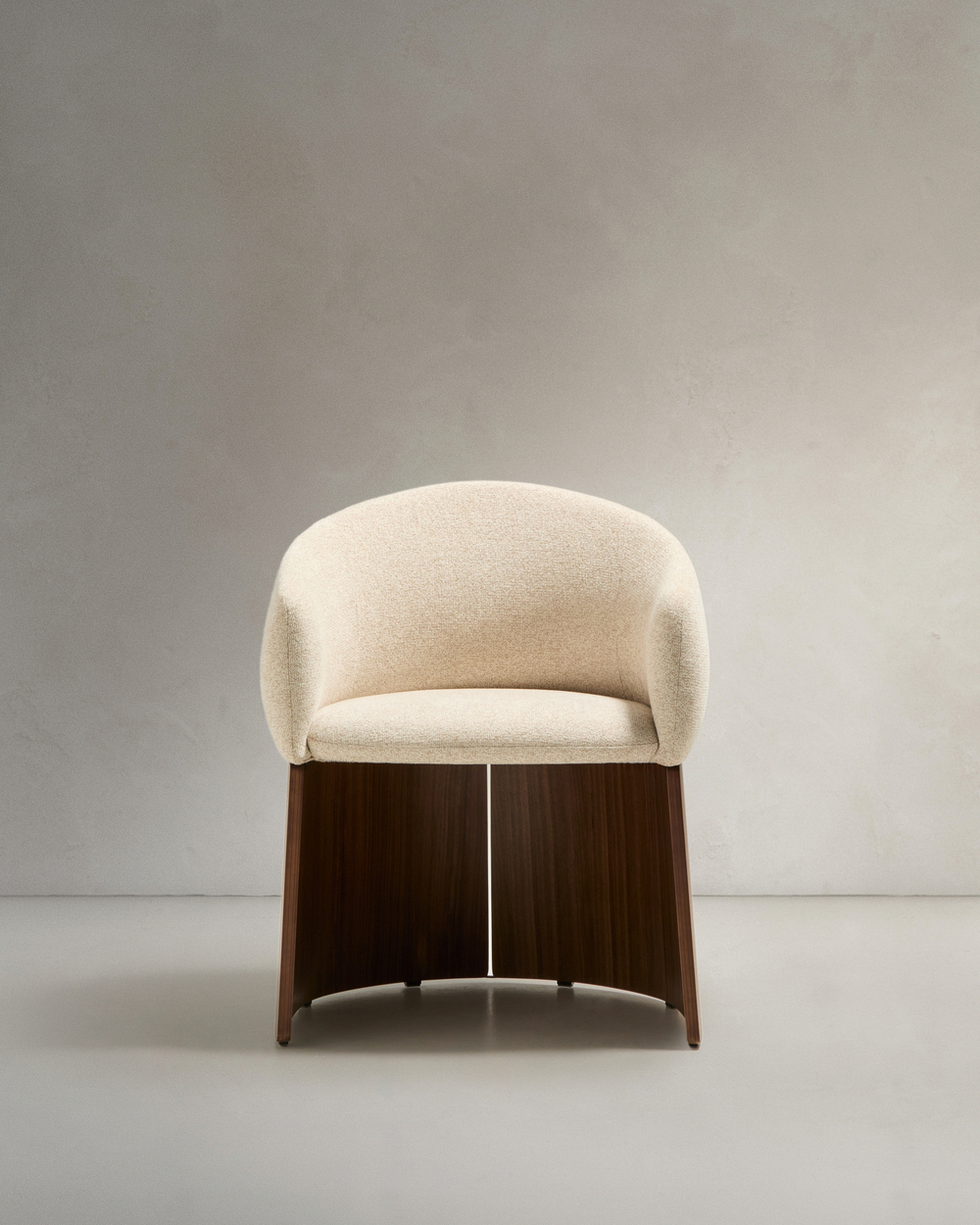 Стул Bosca из бежевого шенилла и орехового шпона