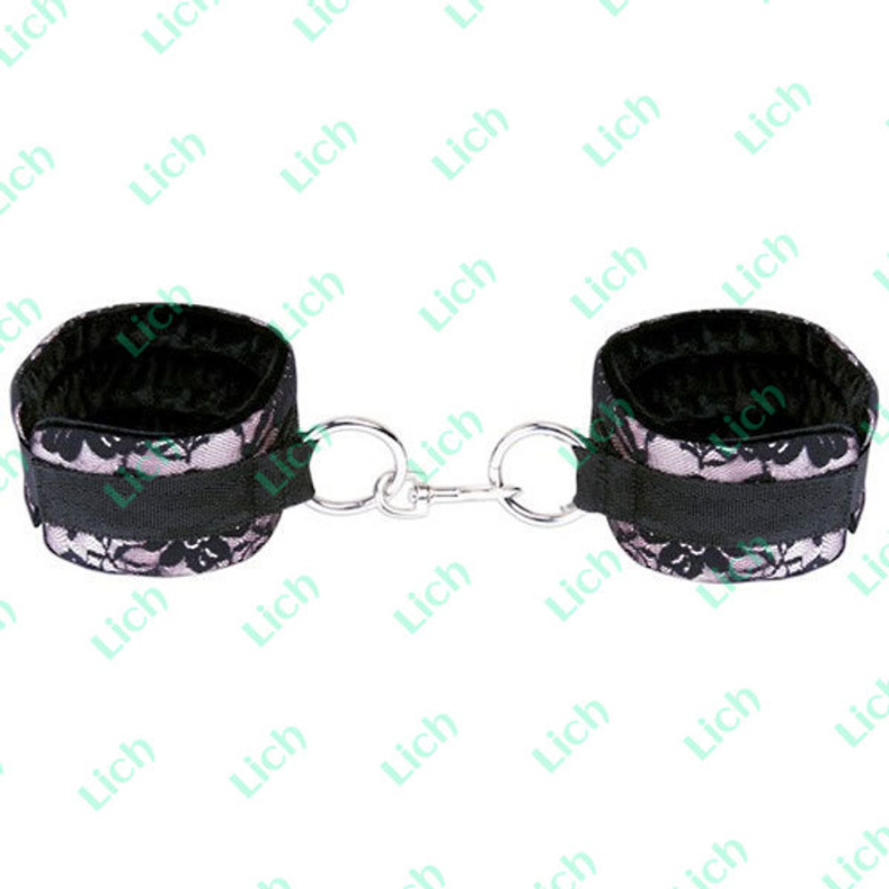 Кружевные наручники на металлическом карабине