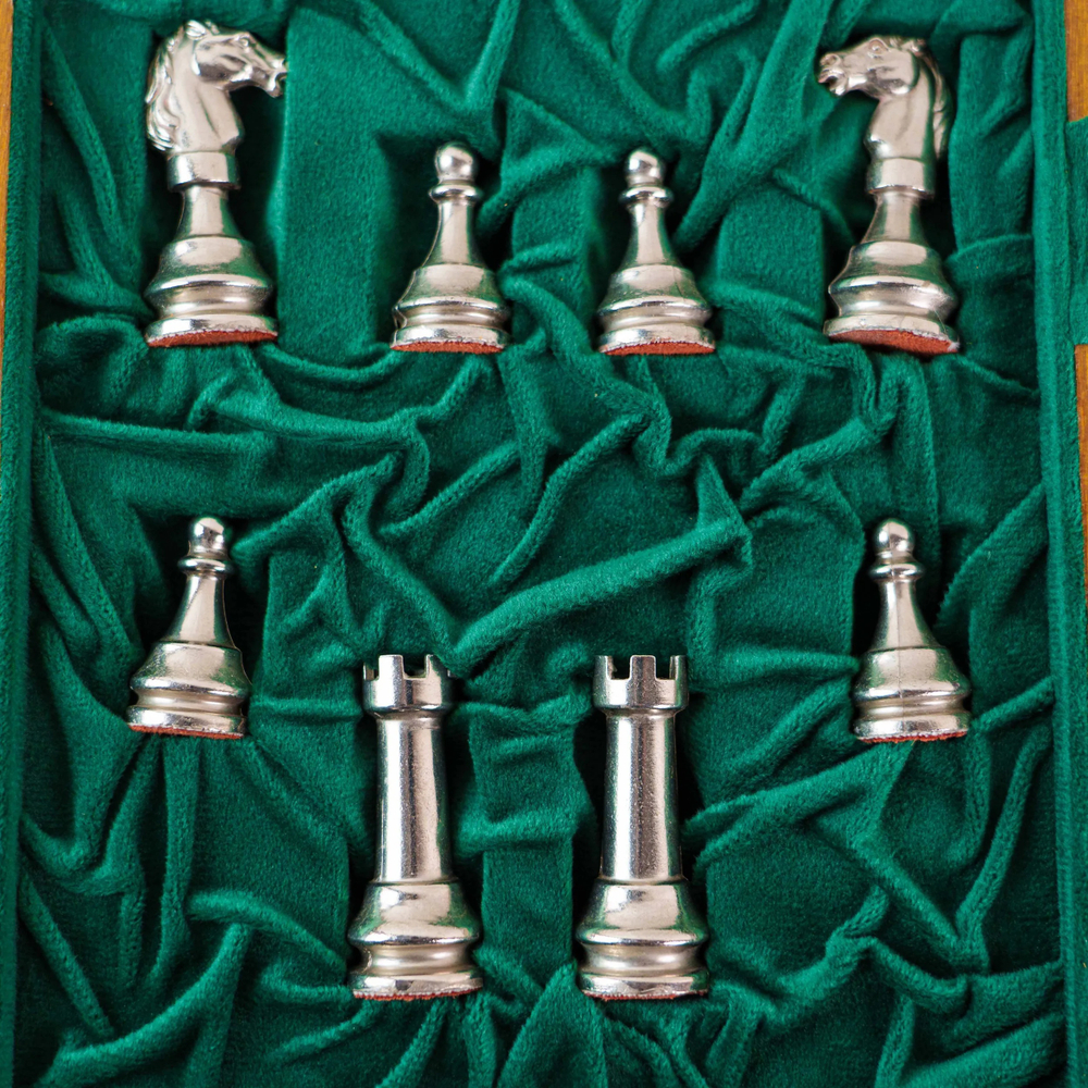 Металлический подарочный шахматный набор