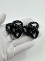 Крупные клипсы из черного пластика