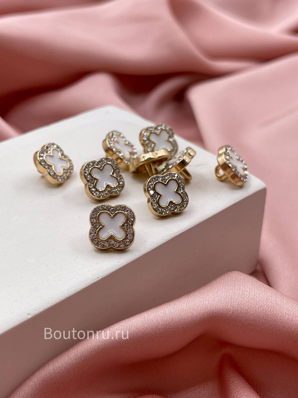 Пуговицы цветок белые золотистые со стразами в стиле ван кл