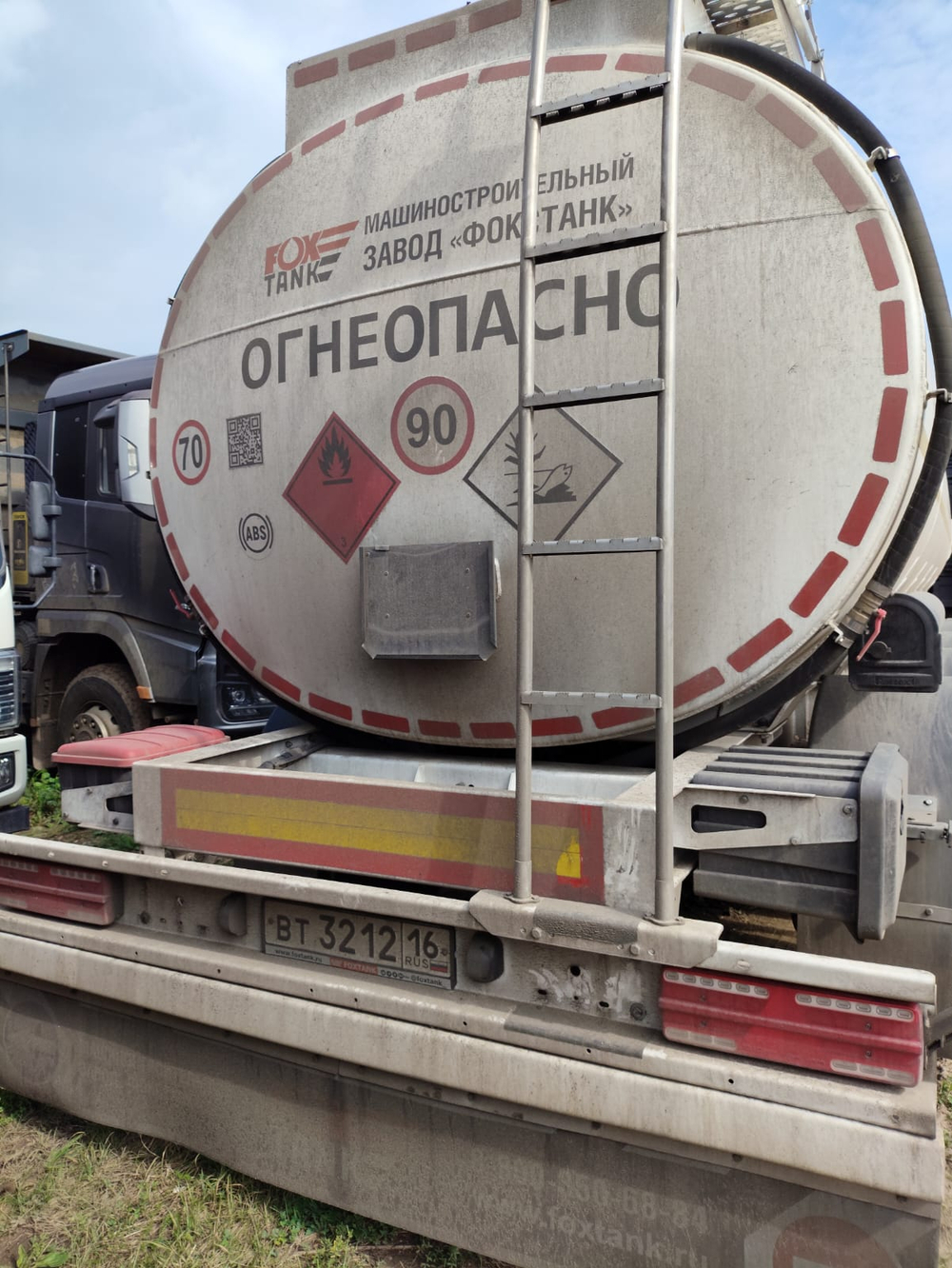 FoxTank 8777 Полуприцеп цистерна 877721 (светлые нефтепродукты)