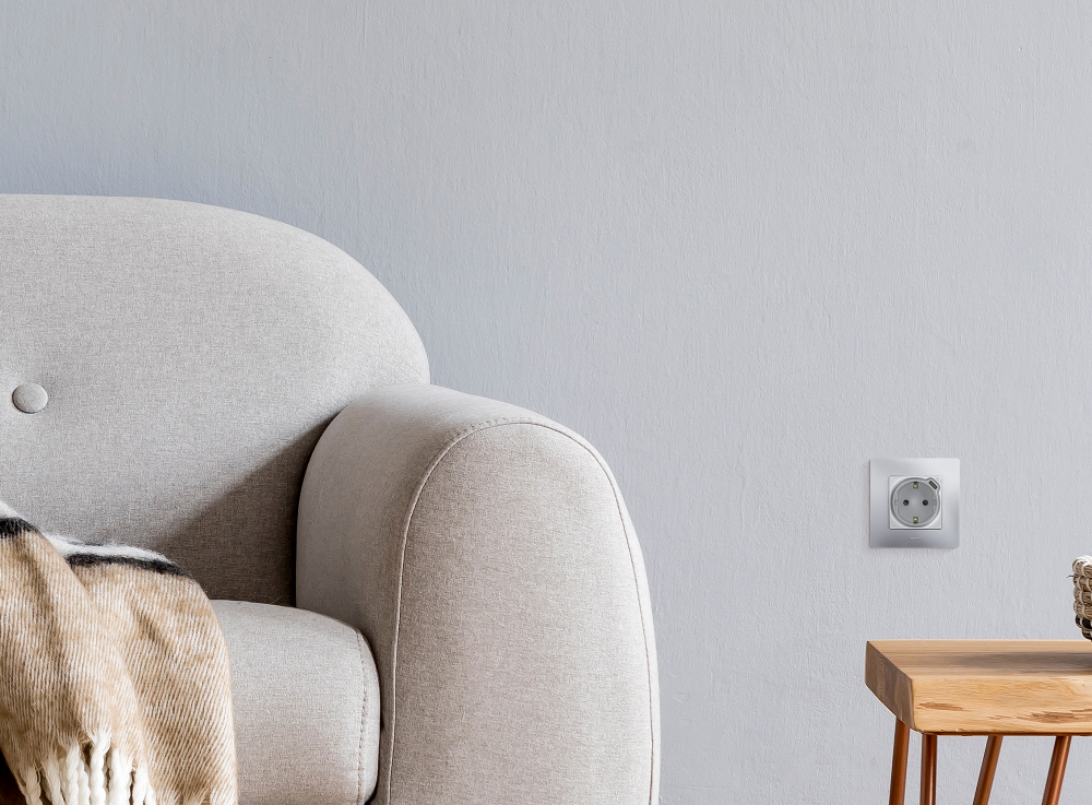 Розетка с заземлением с USB тип C со шторками 16А 250В 1500мА 7,5Вт алюминий ETIKA Legrand