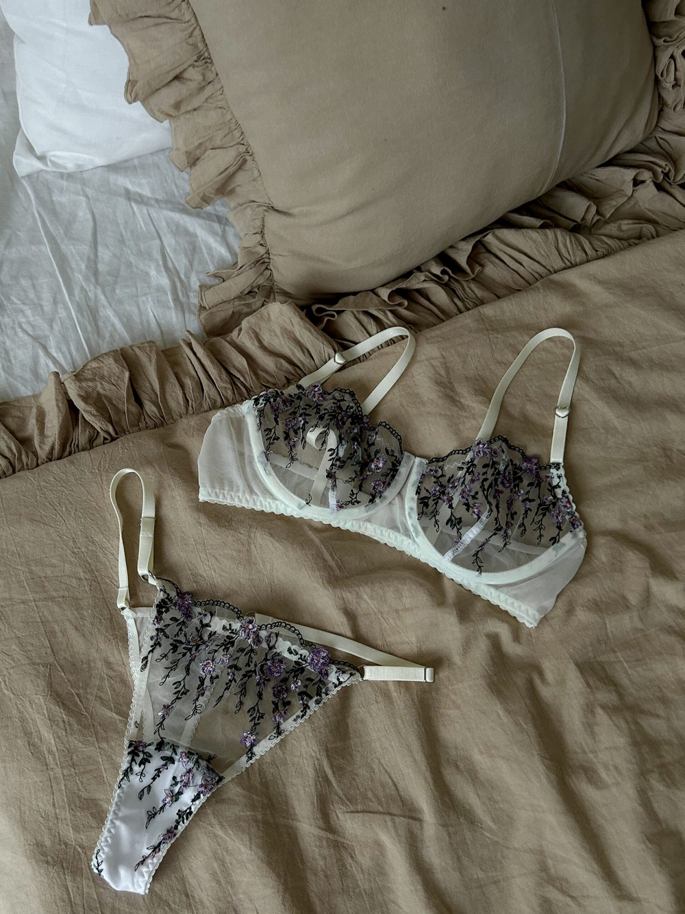 Вышивка на сетке молочная с лавандовым и темно-зеленым ширина 23.5 см