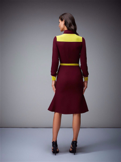 Платье с отложным воротничком бордовое с жёлтой отделкой 08-01-19FW