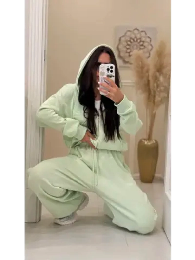 Спортивный костюм на весну с капюшоном