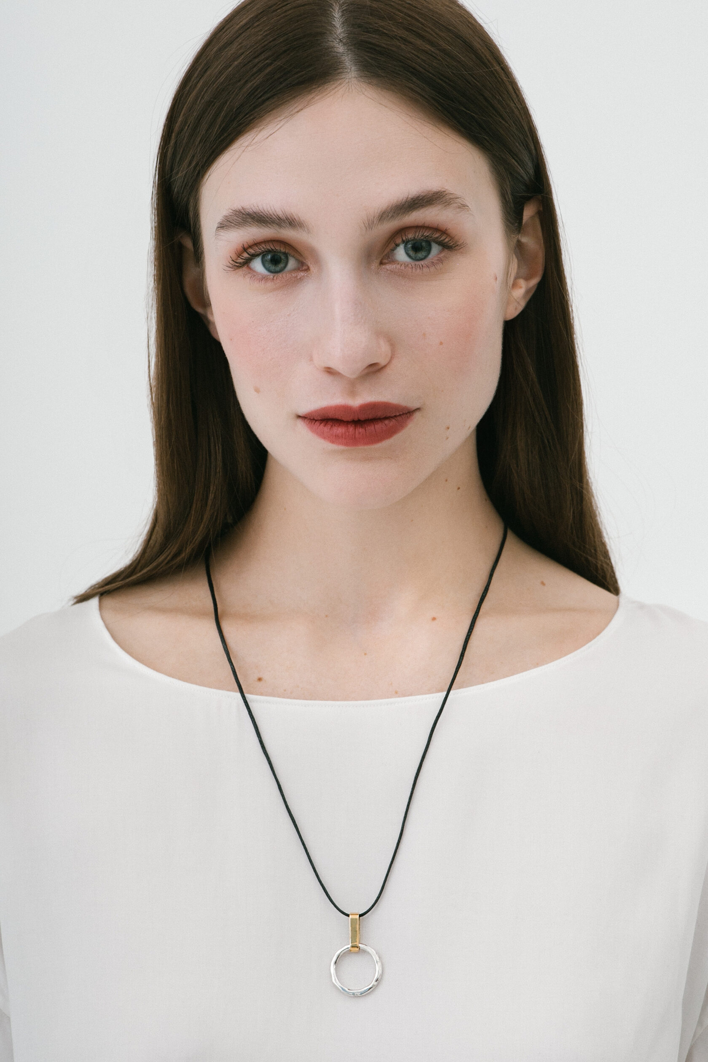 Кулон с латунью на шнурке