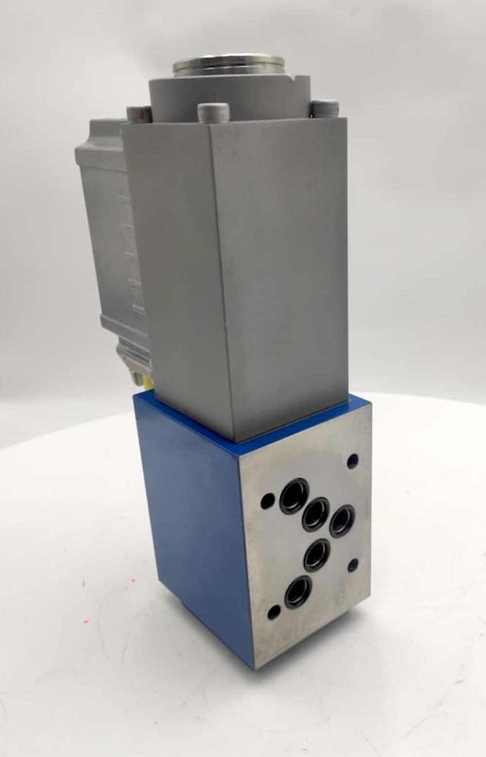 4WRPEH10CB50P-2X/G24K0/F1M - Сервораспределитель Ду10 с обратной связью по положению золотника и встроенным усилителем (OBE), номинальный расход 50 л/мин, характеристика P - прогрессивная, схема C, сигнал управления F1 = 4...20 mA