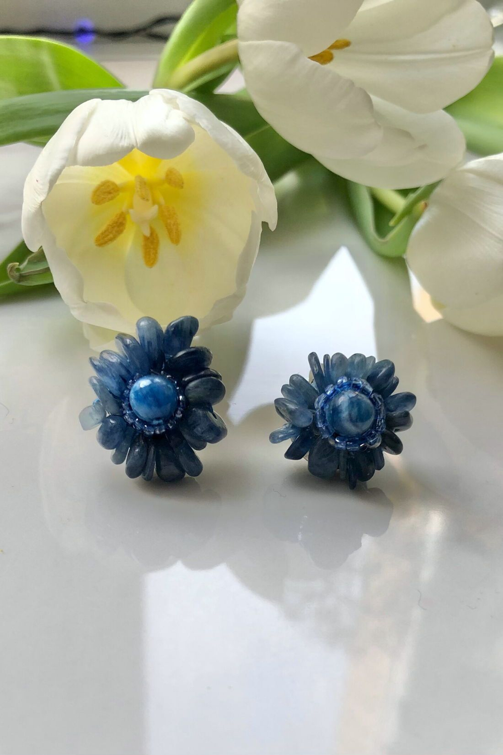 Клипсы "Цветы" ручной работы из бисера и камня кианит