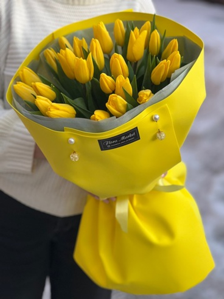 Желтые тюльпаны в букете в авторском оформлении от Флора Маркет