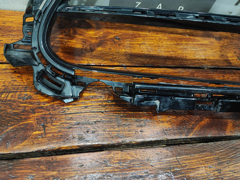 Кронштейн решетки радиатора Mercedes E (W213) 20-нв Б/У Оригинал A2138889400