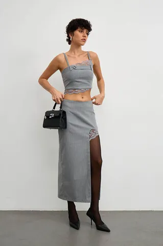 Юбка макси с разрезом в полоску темно-серого цвета