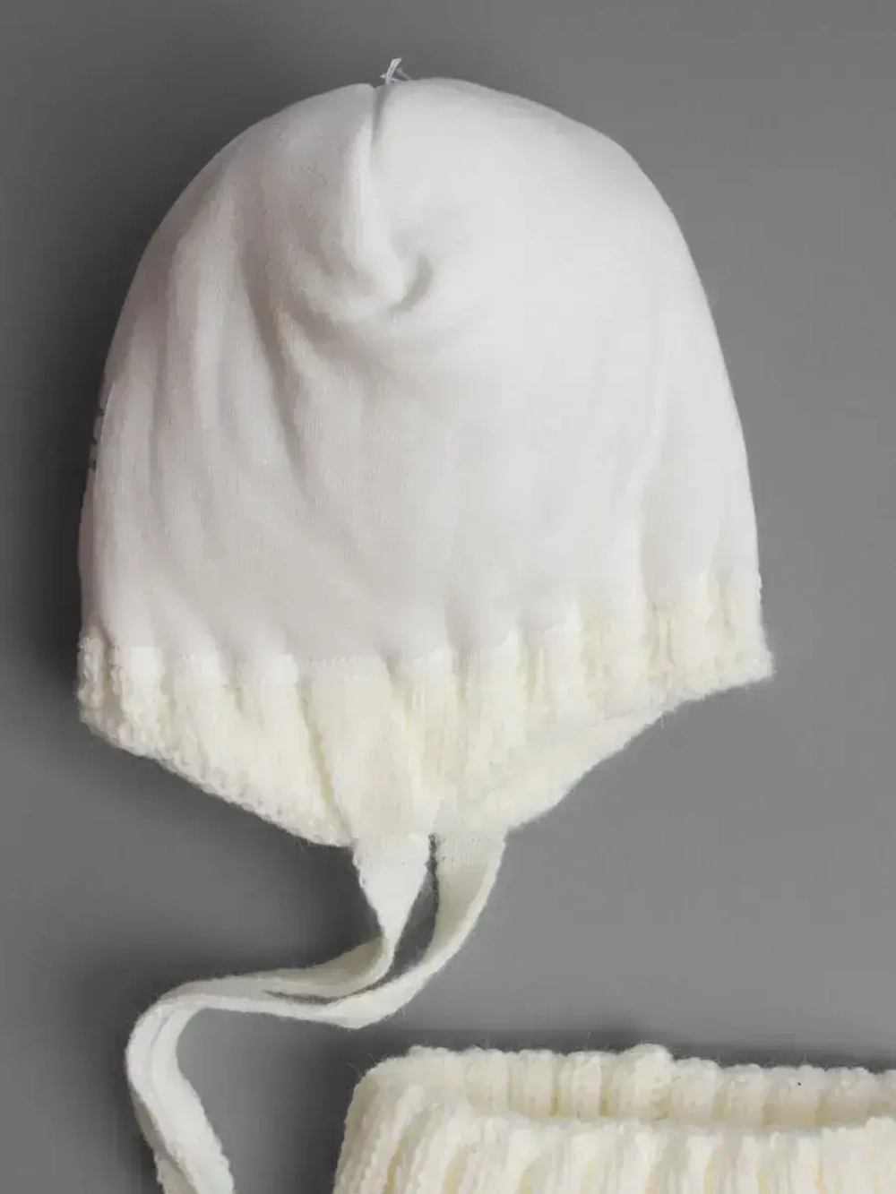 Шапка зимняя для девочки на завязках и снуд