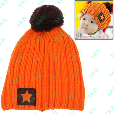 Шапка оранжевая детская однотонная с контрастным помпоном
