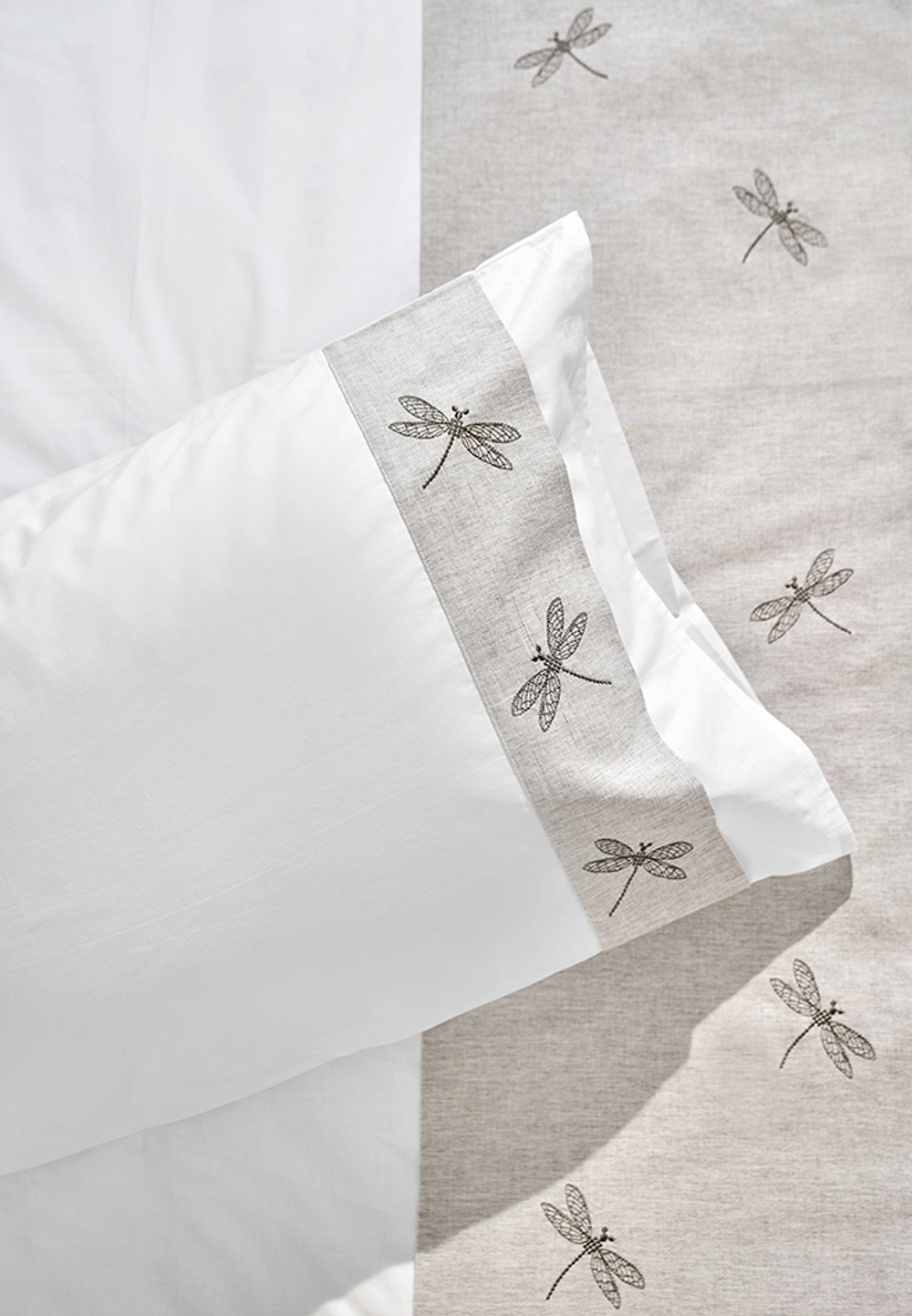 Наволочка 70x70 Luxberry Вечерние стрекозы белая с вышивкой