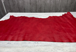 Фото целой шкуры кожи из италии Кузна цв. Красный / Cusna Fiora Red, тощ. 1,4-1,6 мм