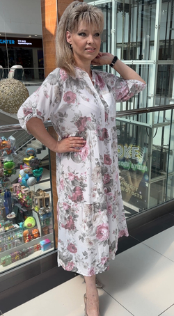 Светлое итальянское цветное платье с пайетками на кармашке