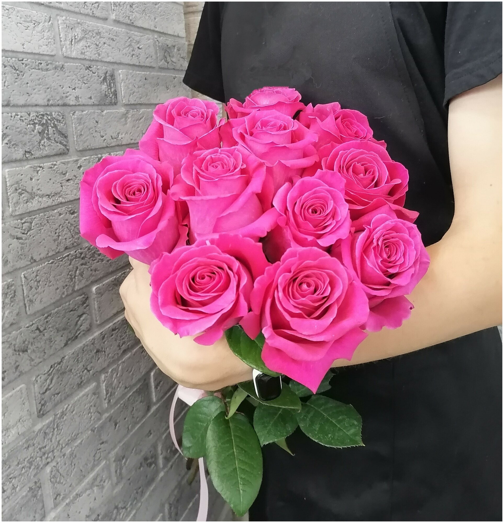 Букет из свежих живых цветов 11 розовых роз с лентой, купить с доставкой