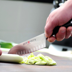 Нож Японский Шеф с углублениями 17см Wuesthof Classic Ikon Германия на кухне