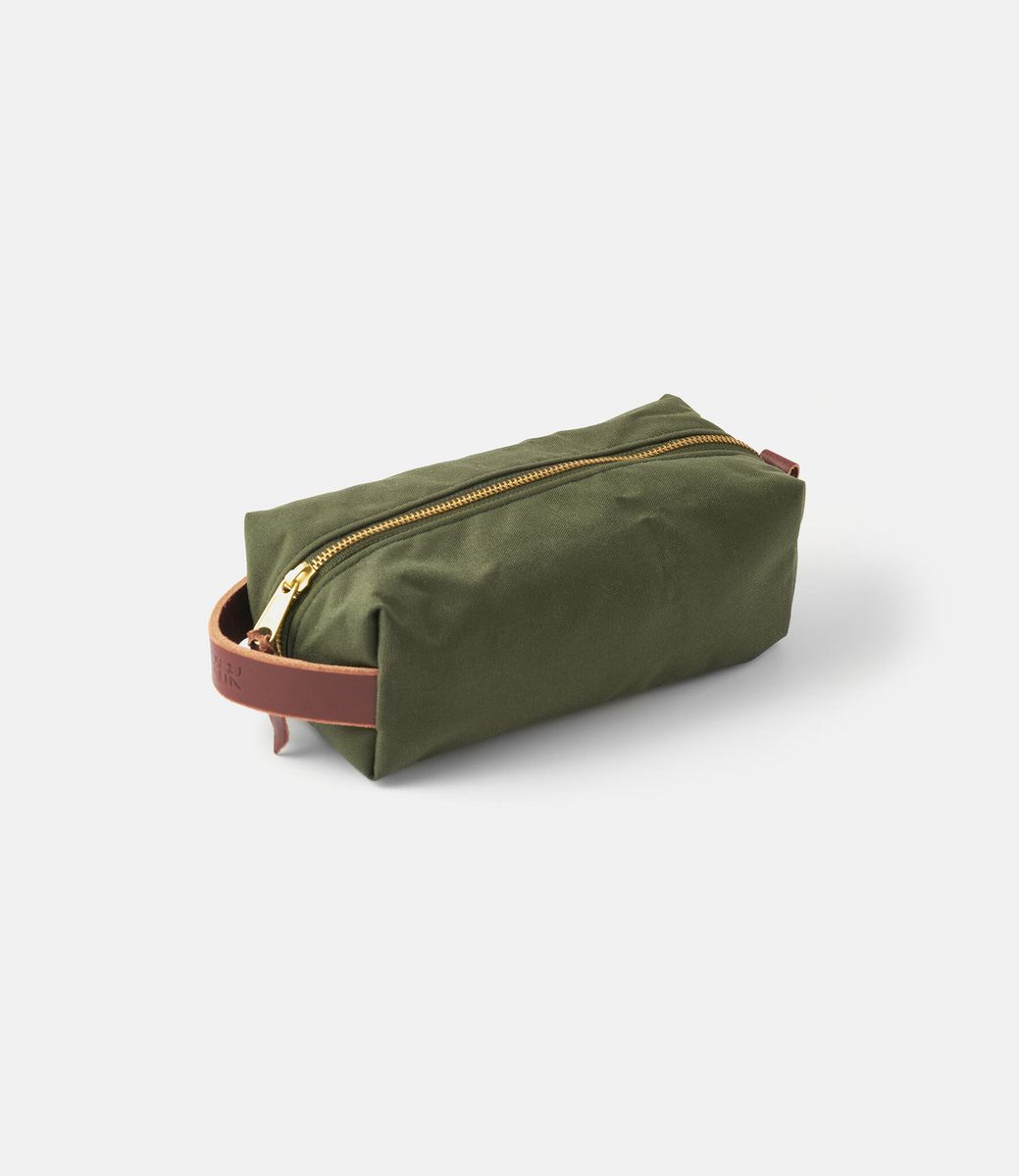 Joshu+Vela Dopp Kit in Nylon Medium Olive — несессер из нейлона