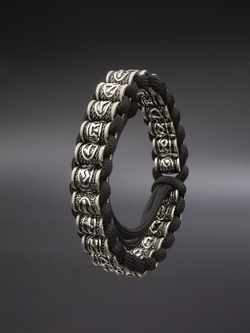 Изображение скандинавского футарка на браслете.