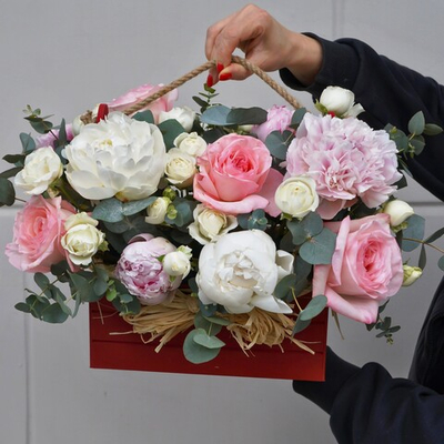 106. Композиция из роз и пионов