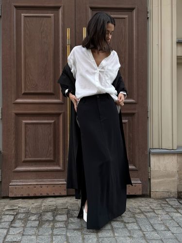 Черная юбка-макси с боковыми разрезами