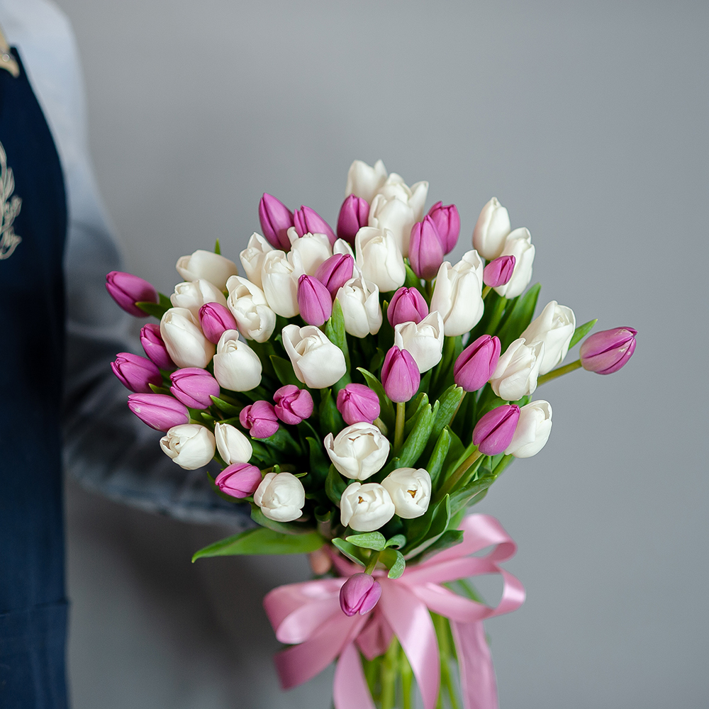 Белые-розовые тюльпаны под ленту