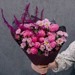 73. Нежный поэтичный дуо-букет с кустовыми розами и сантини