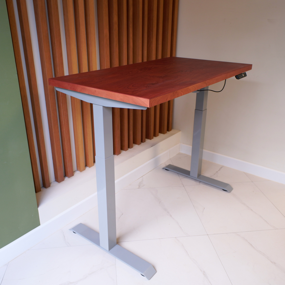 Регулируемый компьютерный стол Motor UP с регулировкой по высоте — столешница МДФ красное дерево