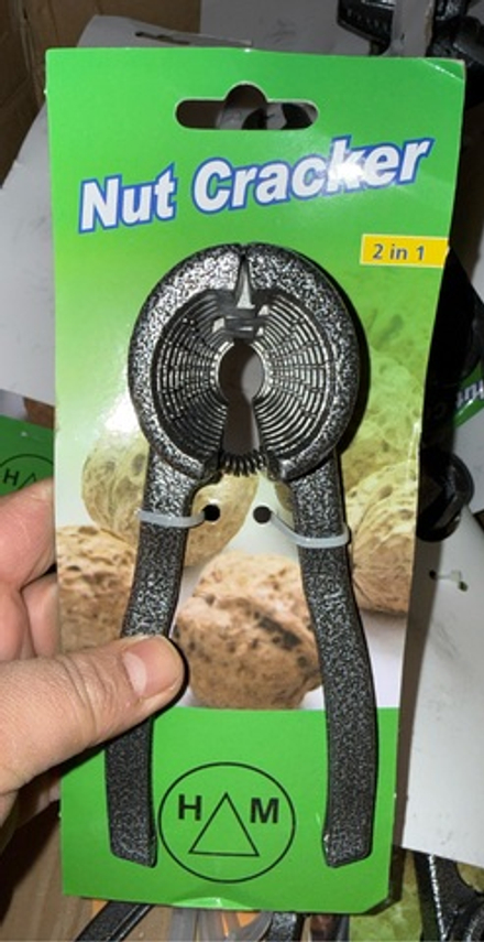 Орехокол на блистере