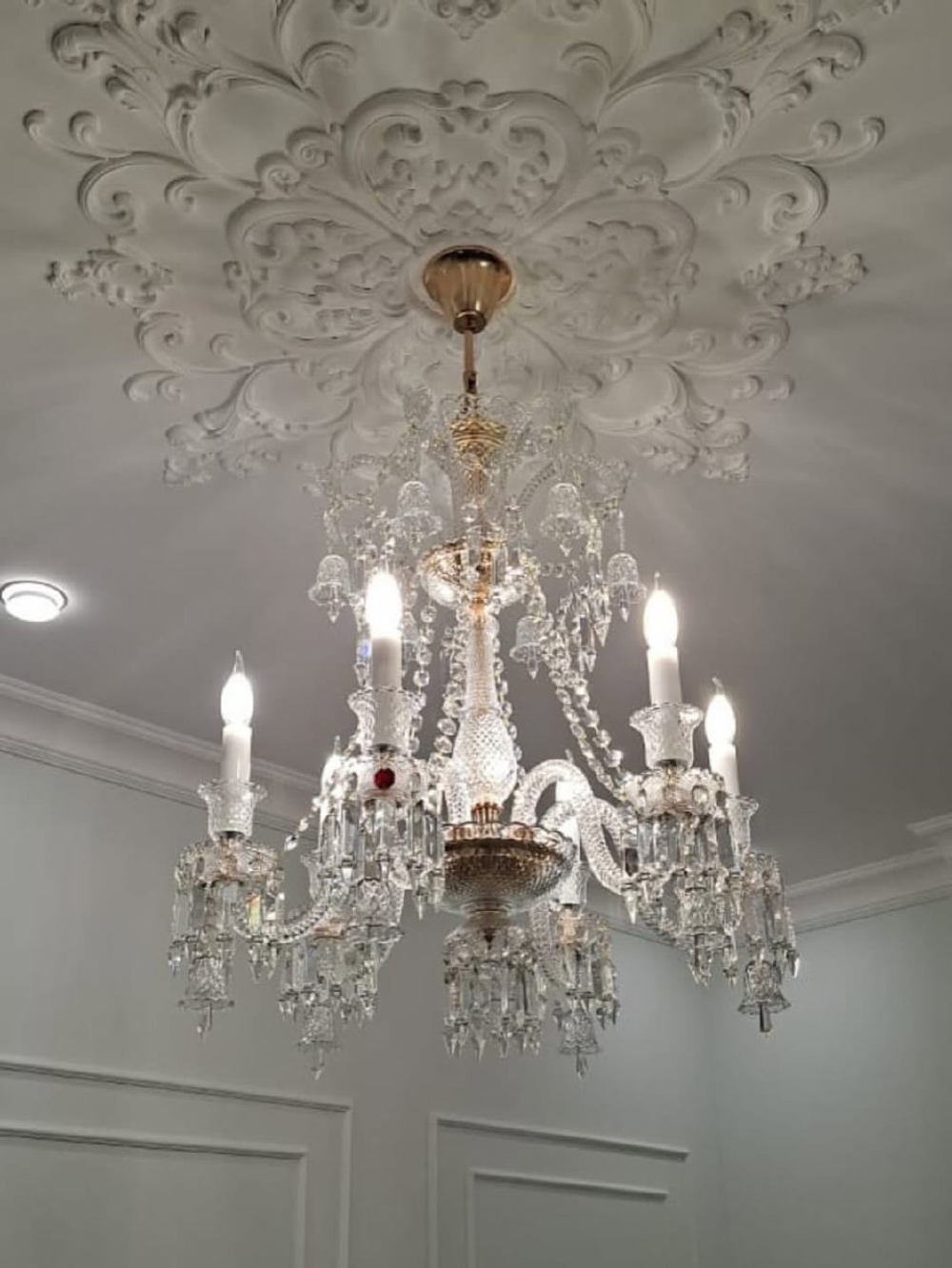 Изысканная классическая хрустальная люстра с многоярусной конструкцией.