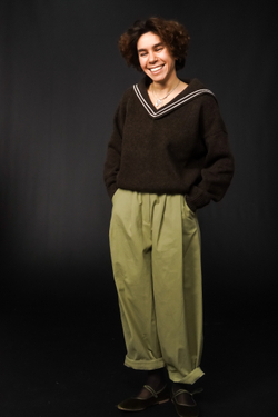 Брюки-бананы из хлопка оливкового цвета