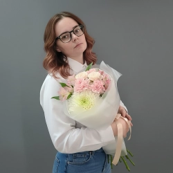 Букет «Комплимент» из белой хризантемы «Магнум», альстромерии, диантуса, кустовой розы.