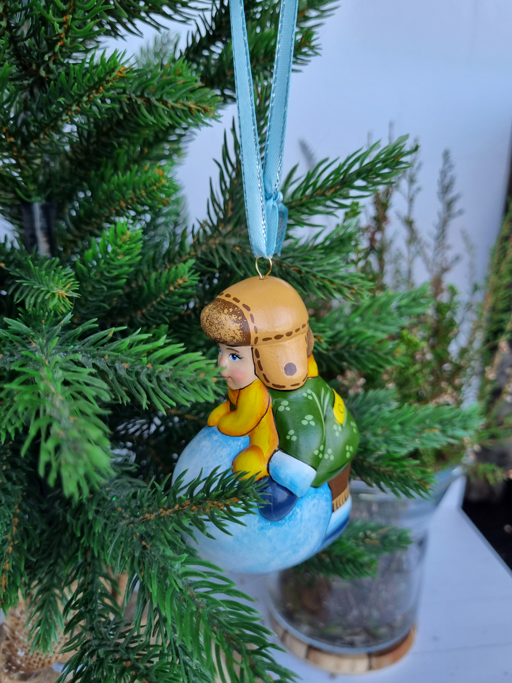 Мальчик со снежком ёлочная игрушка из фарфора