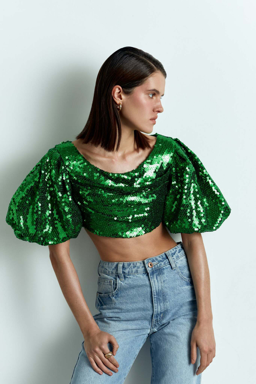 Укороченный топ из пайеток с объемными рукавами