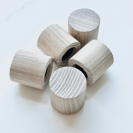 Колпачок CYLINDER 32, дерево, ЯСЕНЬ, внутренняя вставка черного цвета, цвет колпачка БЕЛЫЙ - 10 ШТУК.