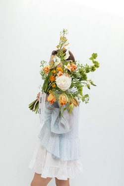 Авторская композиция с ранункулюсами, нарциссами и анигозантусом.