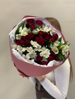 Букет цветов Кустовые розы и альстромерии