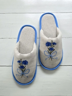 Льняные тапочки с вышивкой Васильки