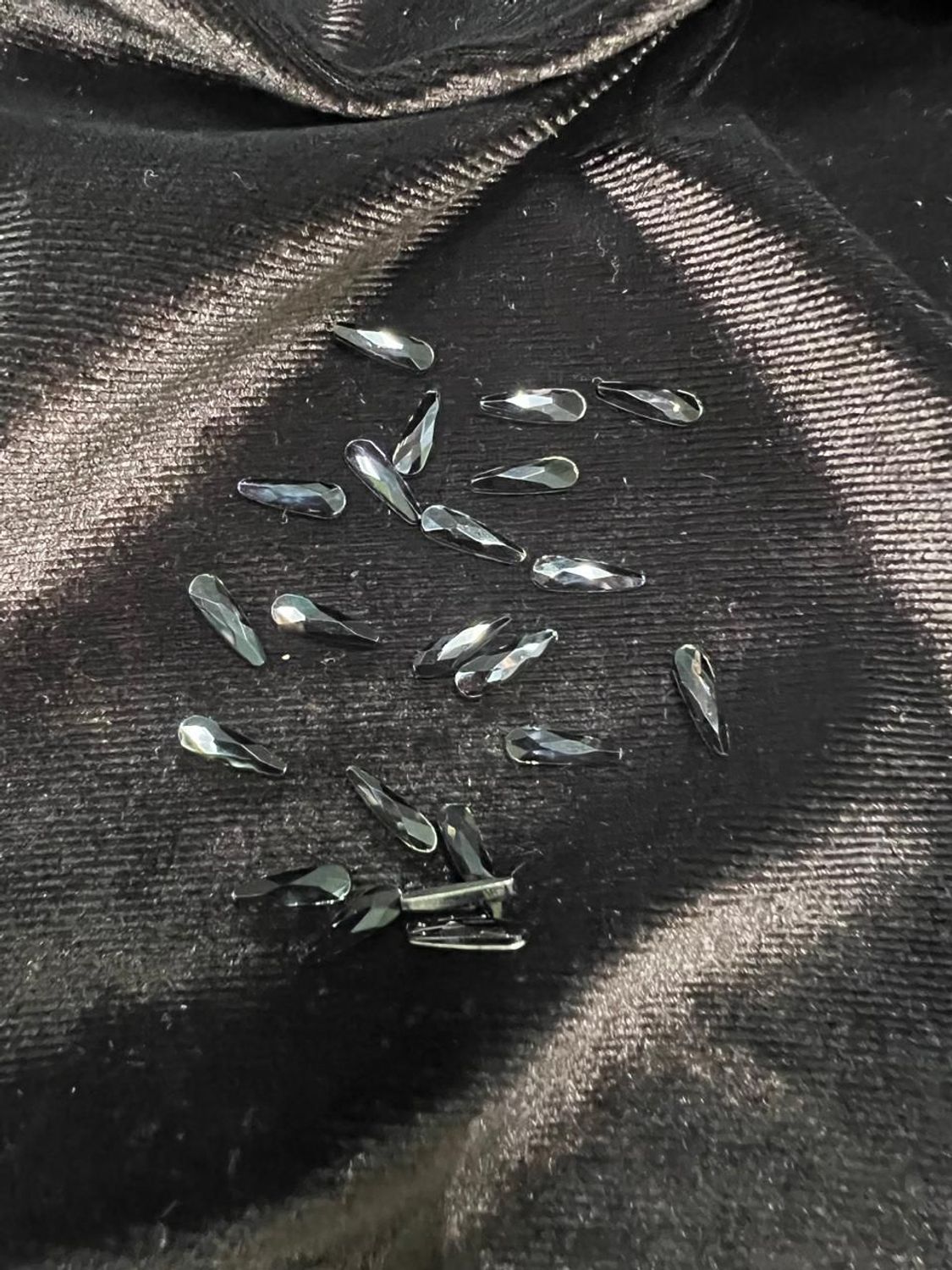 Стеклянные стразы 3*10 мм (25шт)цвет черный