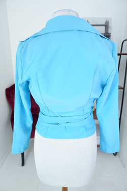 Блузка ярко-голубая на запАх 42 размер