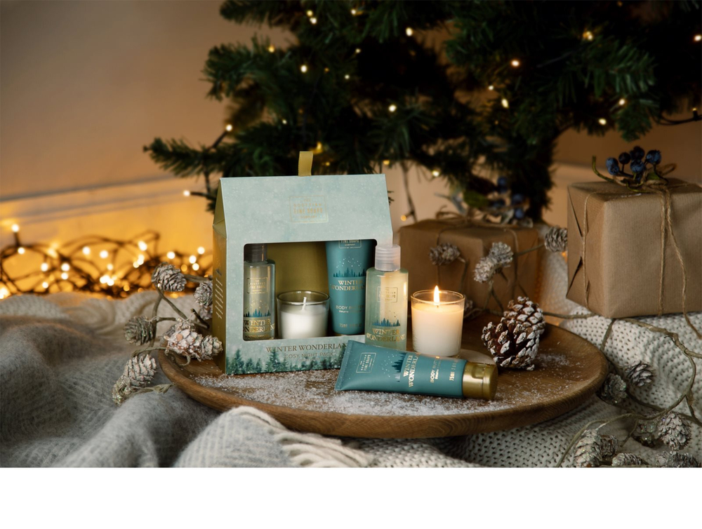 Scottish Fine Soaps Winter Wonderland Cosy Night Pack - Подарочный набор с корицей, сухофруктами и ванилью /   / GTIN 5016365042574