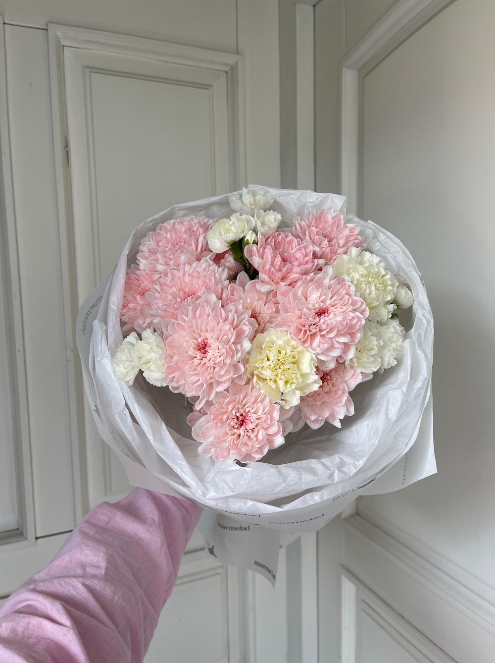 Букет с персиковой хризантемой и кустовыми диантусами